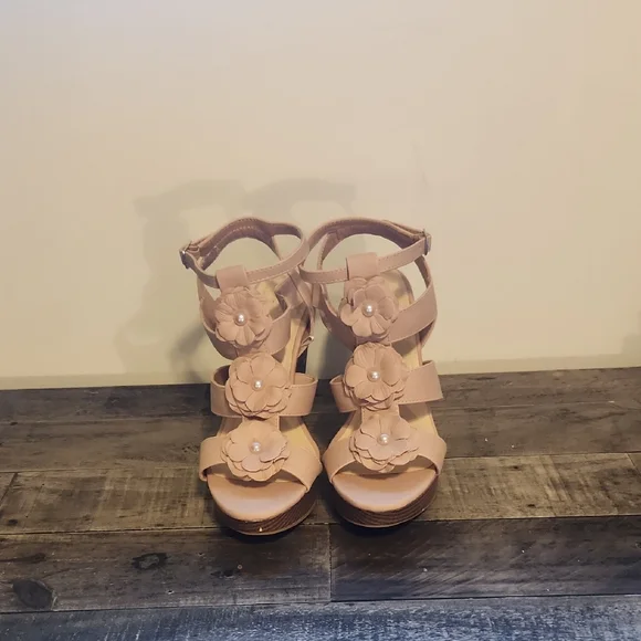 Blush Pink Wedges - Picture 1 of 6